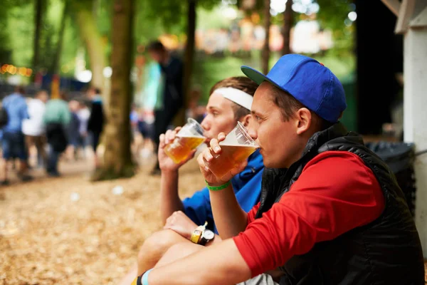 Prendo Una Pausa Con Una Birra Due Amici Che Bevono — Foto Stock