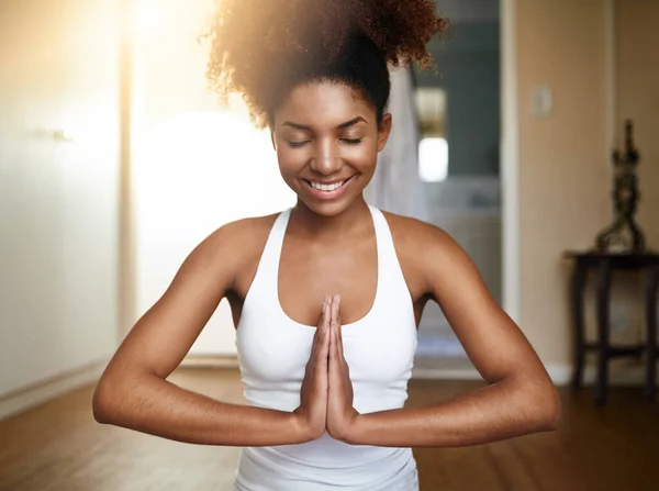 Šťastná Žena Ruce Jóga Namaste Pro Meditaci Duchovní Wellness Nebo — Stock fotografie