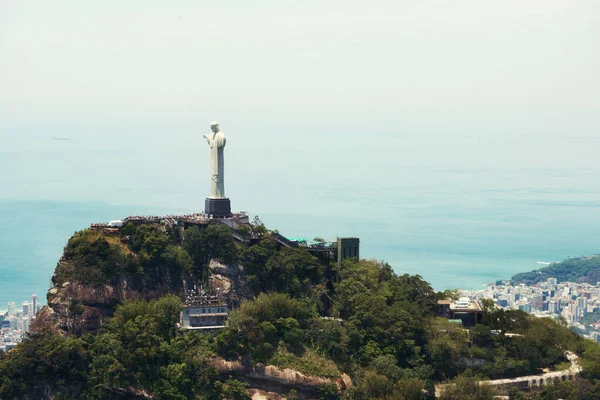 브라질의 기념물 Christ Redeemer 목적으로 브라질에 리오데자네이로 여행하는 흉내내기 산위에 — 스톡 사진