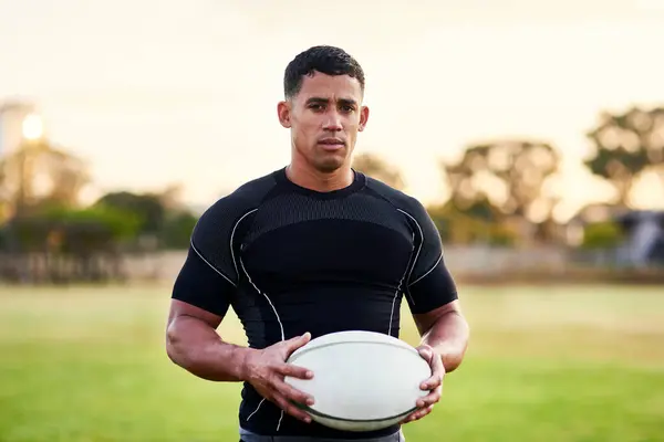Nie Jestem Kompletny Bez Rugby Portret Przystojnego Młodego Sportowca Stojącego — Zdjęcie stockowe