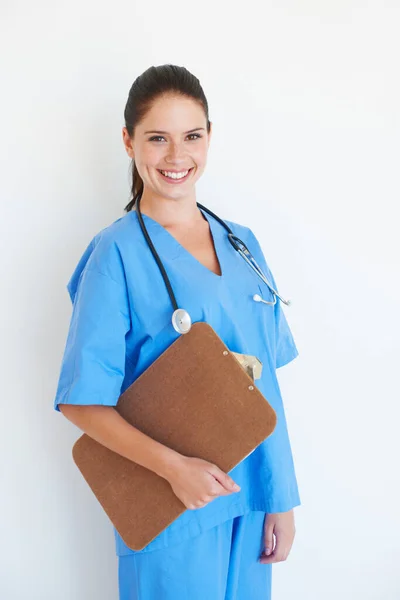 관리를 클립보드 리스트를 가지고 행복하고 간호사인 스튜디오 초상화 건강을 리스트 — 스톡 사진