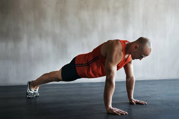 Workout Gespierd Man Doen Push Voor Lichaamsbeweging Gezondheidsprestaties Sporttraining Voor — Stockfoto