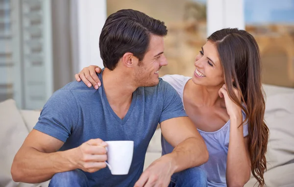 幸せなカップルは関係のコーヒー 愛そして信頼と屋外でリラックスし コミットメントとのケアとサポート 家でのロマンス 笑顔の男と女 飲料と一緒に品質の時間を過ごす — ストック写真