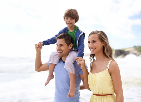 旅行のためのビーチで歩いている間の楽しさと幸せ 笑顔で夏の楽しさや休日 男と女と子供と息子は幸せと海で休暇中に一緒に屋外を歩く 愛とケア — ストック写真