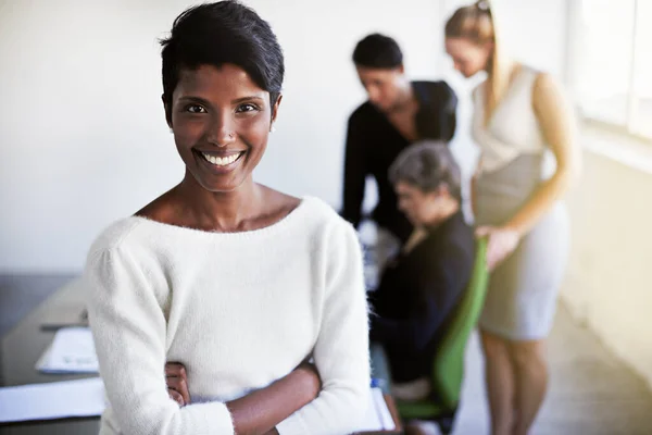 在一个现代企业办公室的会议上 一个女商人的微笑 领导才能和肖像 成功和专业的印度女经理在工作场所的董事会上手挽手地站着 — 图库照片