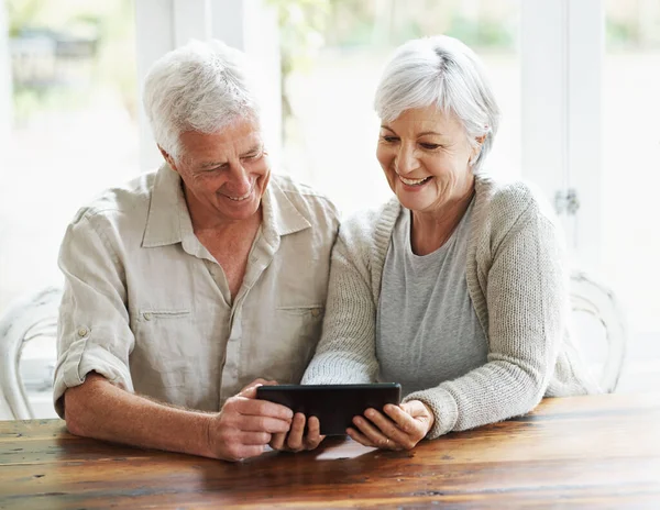 Tablet Glückliches Seniorenpaar Und Online Haus Mit Sozialen Medien Nachrichten — Stockfoto