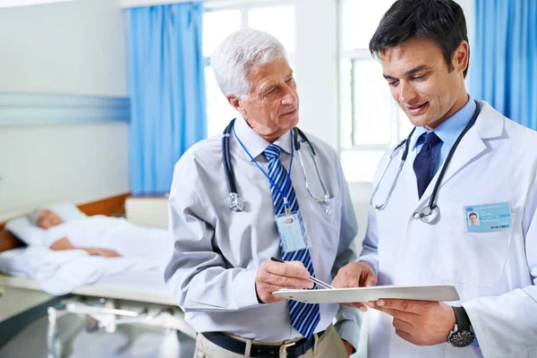 Conseguir Poco Orientación Dos Doctores Discutiendo Expediente Con Paciente Una — Foto de Stock