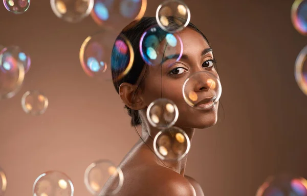 Сдавайся Важно Веришь Портрет Молодой Привлекательной Женщины Позирующей Пузырьками Коричневом — стоковое фото