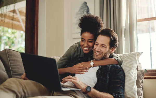Laptop Streaming Casal Interracial Assistindo Filme Usando Serviço Assinatura Line — Fotografia de Stock