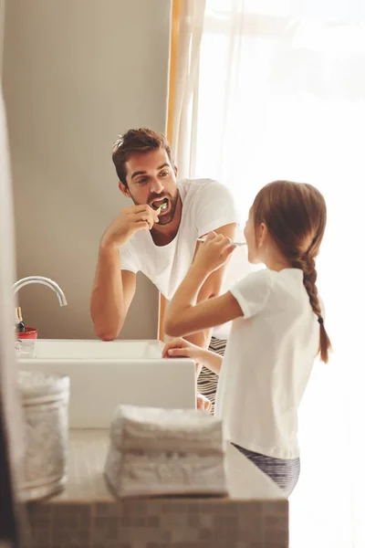 Diş Fırçalama Baba Çocuk Sabah Evdeki Tuvalette Diş Temizliği Ile — Stok fotoğraf
