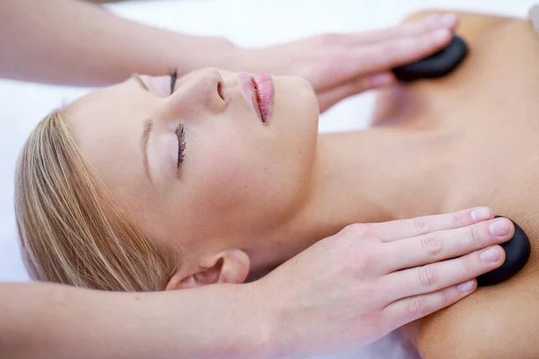 Mani Massaggiatrice Donna Con Massaggio Con Pietre Calde Spa Trattamento — Foto Stock