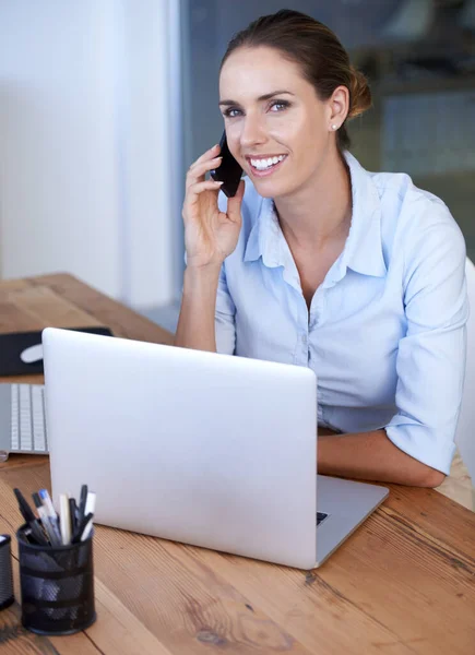 Telefoongesprek Portret Vrouw Laptop Voor Netwerken Zakelijke Discussie Chat Gelukkige — Stockfoto