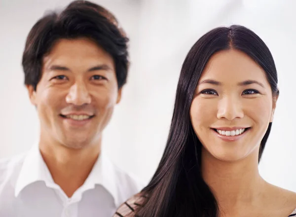 Dupla Ambiciosa Retrato Cortado Dois Sorridentes Asiáticos Colegas Negócios — Fotografia de Stock