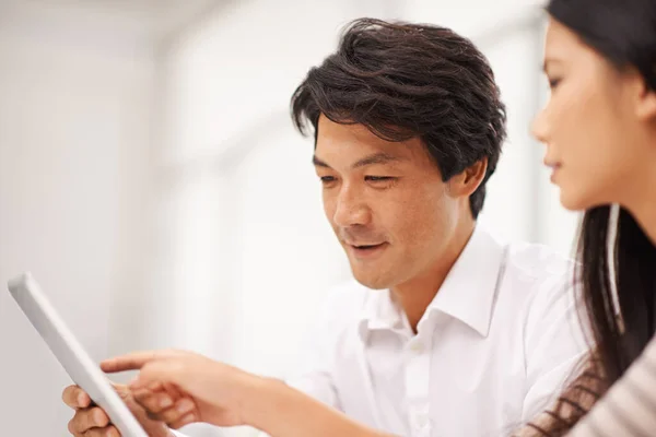 Mentes Analíticas Trabalhar Dois Asiáticos Colegas Negócios Discutindo Trabalho Tablet — Fotografia de Stock