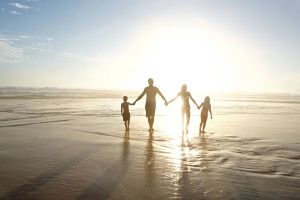 Famiglia Armonia Una Famiglia Che Cammina Una Spiaggia Tramonto — Foto Stock