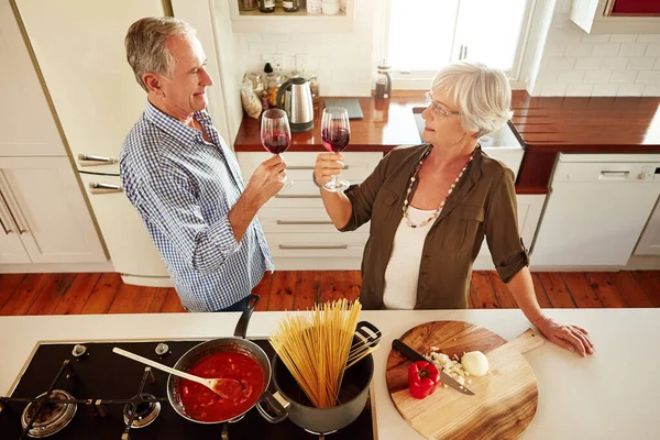 Toast Wine Old Couple Cooking Food Healthy Vegan Diet Together — Stock Photo, Image