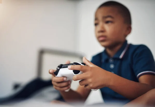 Dit Spel Wordt Interessant Een Jonge Jongen Die Thuis Videospelletjes — Stockfoto