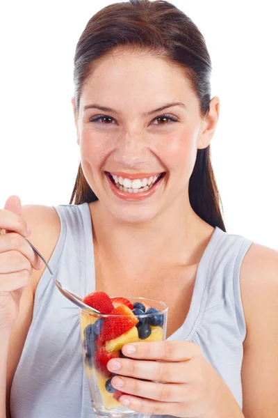 快乐的肖像画 女人或水果沙拉混合减肥 素食或健康的生活方式保健排毒 在白色背景下隔离进食的食物杯 营养师脸或工作室模型 免版税图库照片