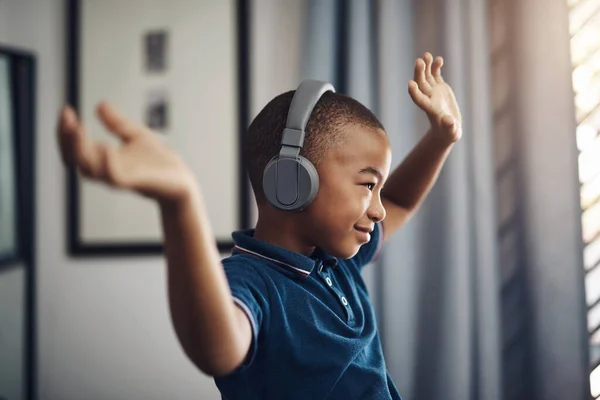 Ręce Góry Jakby Cię Nie Obchodziło Młody Chłopiec Słuchający Muzyki — Zdjęcie stockowe