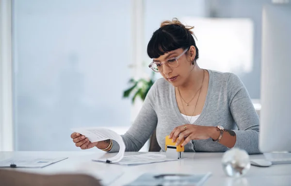 Going Paperwork One Last Time Attractive Young Businesswoman Sitting Alone — Stock Photo, Image