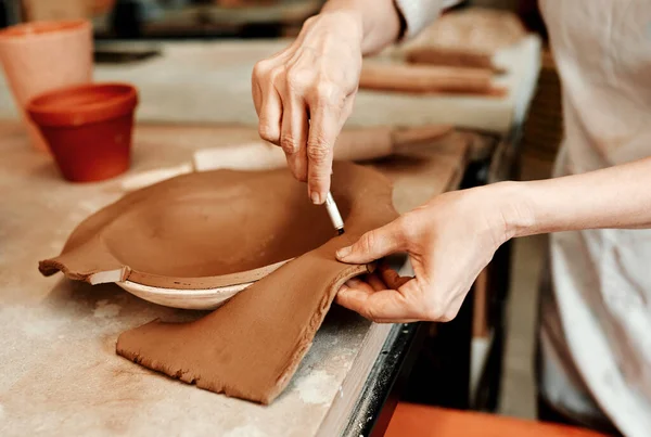 Давайте Избавимся Лишней Глины Неузнаваемый Ремесленник Работающий Мастерской Керамике — стоковое фото