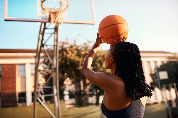 Один Кусає Пил Повнометражний Знімок Невпізнаваної Спортсменки Яка Грає Баскетбол — стокове фото