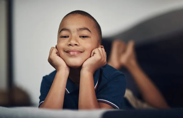 Berätta Hur Bedårande Jag Bedårande Ung Pojke Som Ligger Sin — Stockfoto