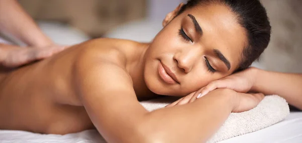 Vrouw Ogen Gesloten Handen Voor Massage Hotel Spa Ontspannen Voor — Stockfoto