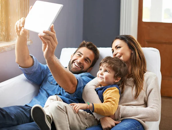 Χαμογέλα Selfie Tablet Και Ευτυχισμένη Οικογένεια Βιντεοκλήση Ένα Σπίτι Μαζί — Φωτογραφία Αρχείου
