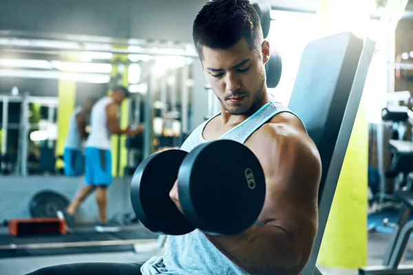 Başarı Tek Seçenektir Spor Salonunda Üst Vücut Egzersizi Yapan Bir — Stok fotoğraf