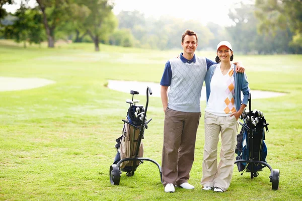 Glückliches Golfpaar Voller Länge Glückliches Golfpaar Mit Armen Den Hals — Stockfoto