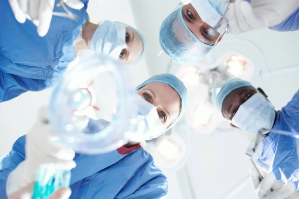Öteki Tarafta Görüşürüz Tıbbi Cerrahların Doktorların Hastayı Genel Anestezi Altında — Stok fotoğraf