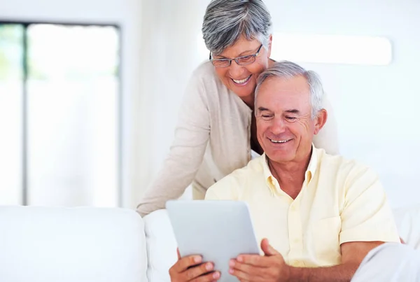 Mature Couple Using Tablet Happy Mature Couple Using Tablet Home — Stock Photo, Image