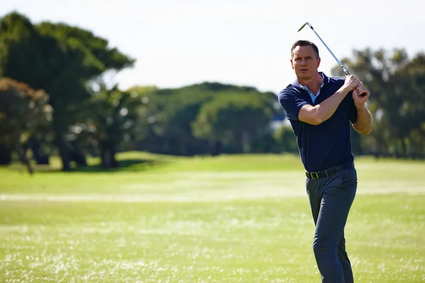 Fokuserade Hans Följe Stilig Mogen Man Som Spelar Golf — Stockfoto
