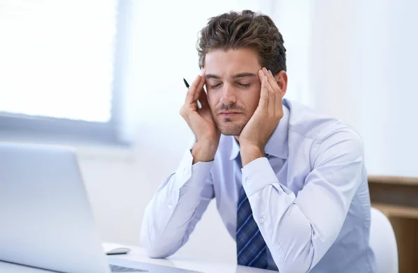 스트레스에 시달리는 사업가가 책상에 앉아서 — 스톡 사진