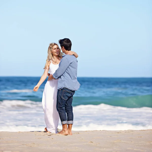 Любов Триватиме Життя Щаслива Молода Пара Насолоджується Романтичним Днем Пляжі — стокове фото