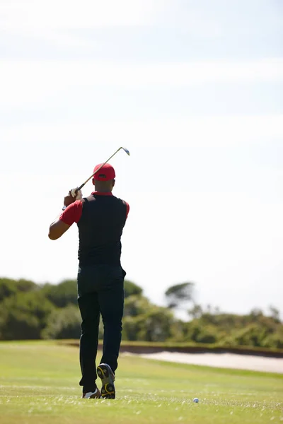 Popředí Jeho Hry Zadní Pohled Záběr Muže Který Hraje Golf — Stock fotografie