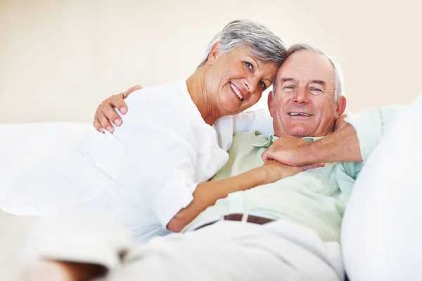 Mature Couple Relaxing Home Portrait Loving Mature Couple Smiling While — Stock Photo, Image