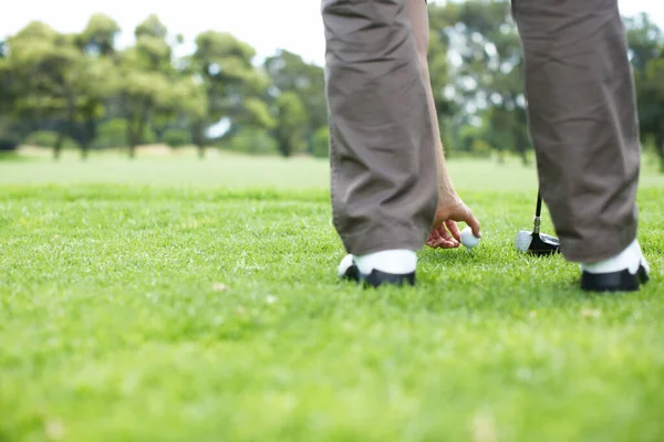 完美的位置 看到一个人在跑道上打高尔夫球 — 图库照片