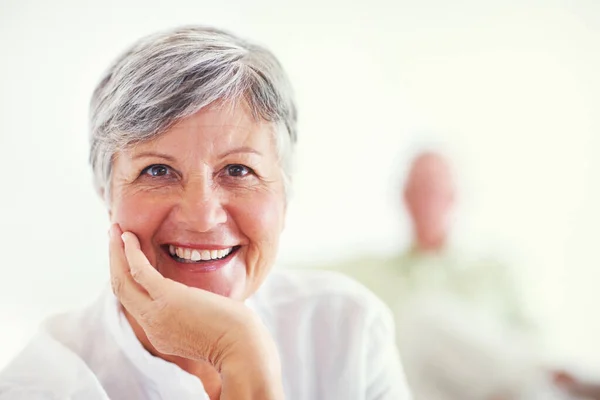 Mature Woman Smiling Man Background Portrait Relaxed Mature Woman Smiling — Stock Photo, Image