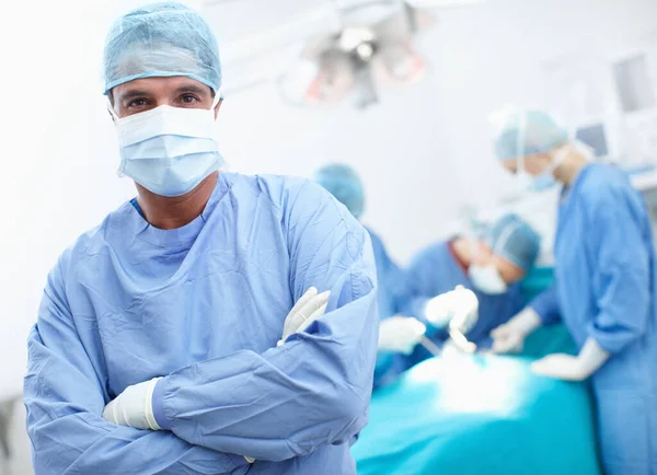 患者のケアと注意を受ける価値があります 手術室にいる自信に満ちた外科医の肖像画です — ストック写真