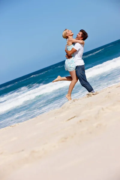 他们住在夏天 一对快乐的年轻夫妇在海滩上共度浪漫的一天 — 图库照片