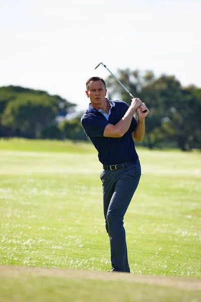 Jemně Dolaďuje Svůj Postup Pohledný Dospělý Muž Hrající Golf — Stock fotografie