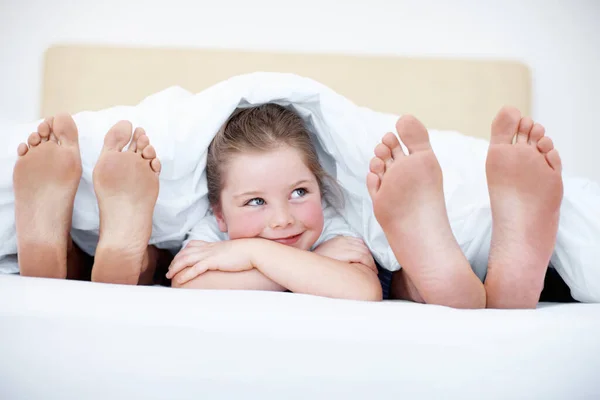 Забавный Снимок Маленькой Девочки Выглядывающей Ног Родителей Пока Лежат Постели — стоковое фото