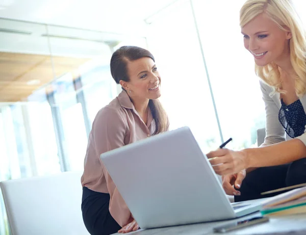 Make Good Team Two Business Colleagues Looking Presentation Laptop Office — Stock Photo, Image