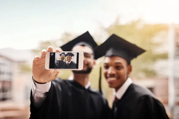 大学生朋友或学生的电话屏风 毕业和自拍 带着微笑 男性乐于在学校活动中庆祝大学成就 教育成就 未来或毕业记忆 — 图库照片