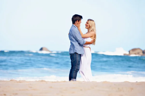 Espancados Com Outro Jovem Casal Feliz Desfrutando Dia Romântico Praia — Fotografia de Stock