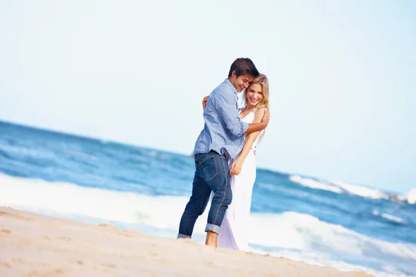 他们是不可分割的 一对快乐的年轻夫妇在海滩上共度浪漫的一天 — 图库照片