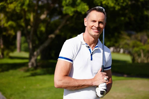 Chodźmy Golfa Portret Przystojnego Mężczyzny Cieszącego Się Dniem Polu Golfowym — Zdjęcie stockowe