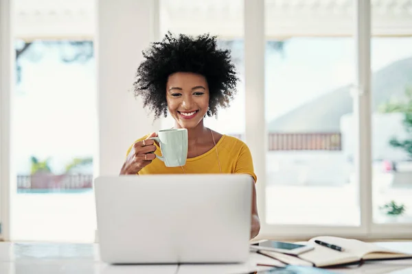 ノートパソコン 笑顔と黒の女性と計画 ウェブサイトやリモートワーカーのためのコーヒーとリラックス ブログ 電子メールのための自宅で女性フリーランスとのネットワーキングとソーシャルメディア 技術とインターネット — ストック写真